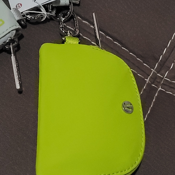 NEW LULULEMON DUAL POUCH WRISTLET - Picture 3 of 4